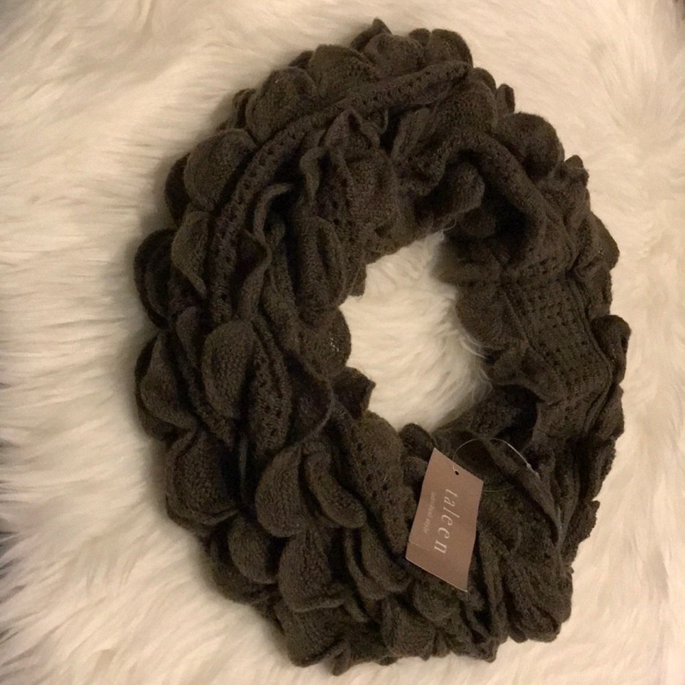 NWT Taleen Oversized Ruffle Infinity Scarf Olive - Picture 7 of 7